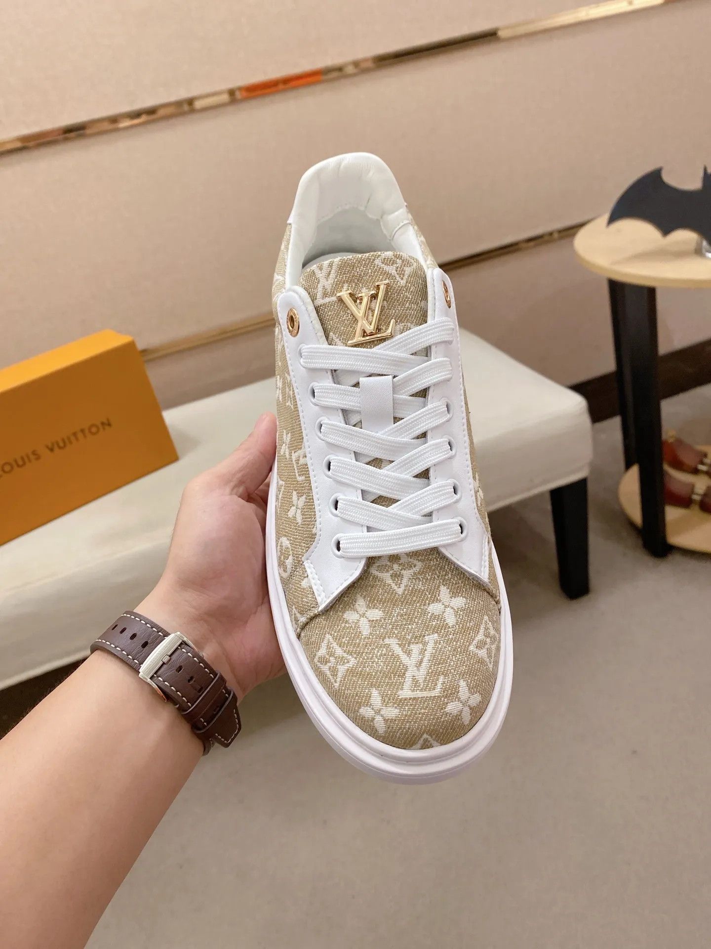 Men's shoes 💰: 400💰🎉🎉LV~Louis Vuitton trendy men's shoes New shipments Latest matching The same style as the official website Super high quality Hot sales of the season [strong] [strong] [strong] Selected first-layer cowhide, comfortable cowhide lining, original last, comfortable on the foot, wear-resistant rubber outsole Size number: 38-44.